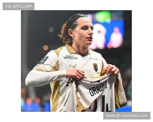 朗斯领跑法甲积分榜，资本注入助推黑马奇迹