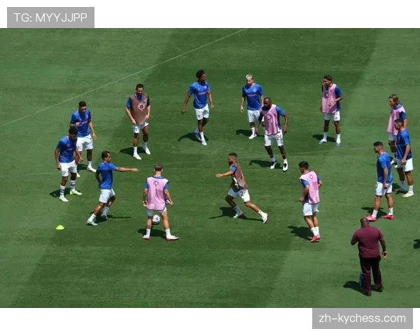 卡利亚里对阵热那亚，比赛因球迷向场内投掷烟雾弹中断15分钟